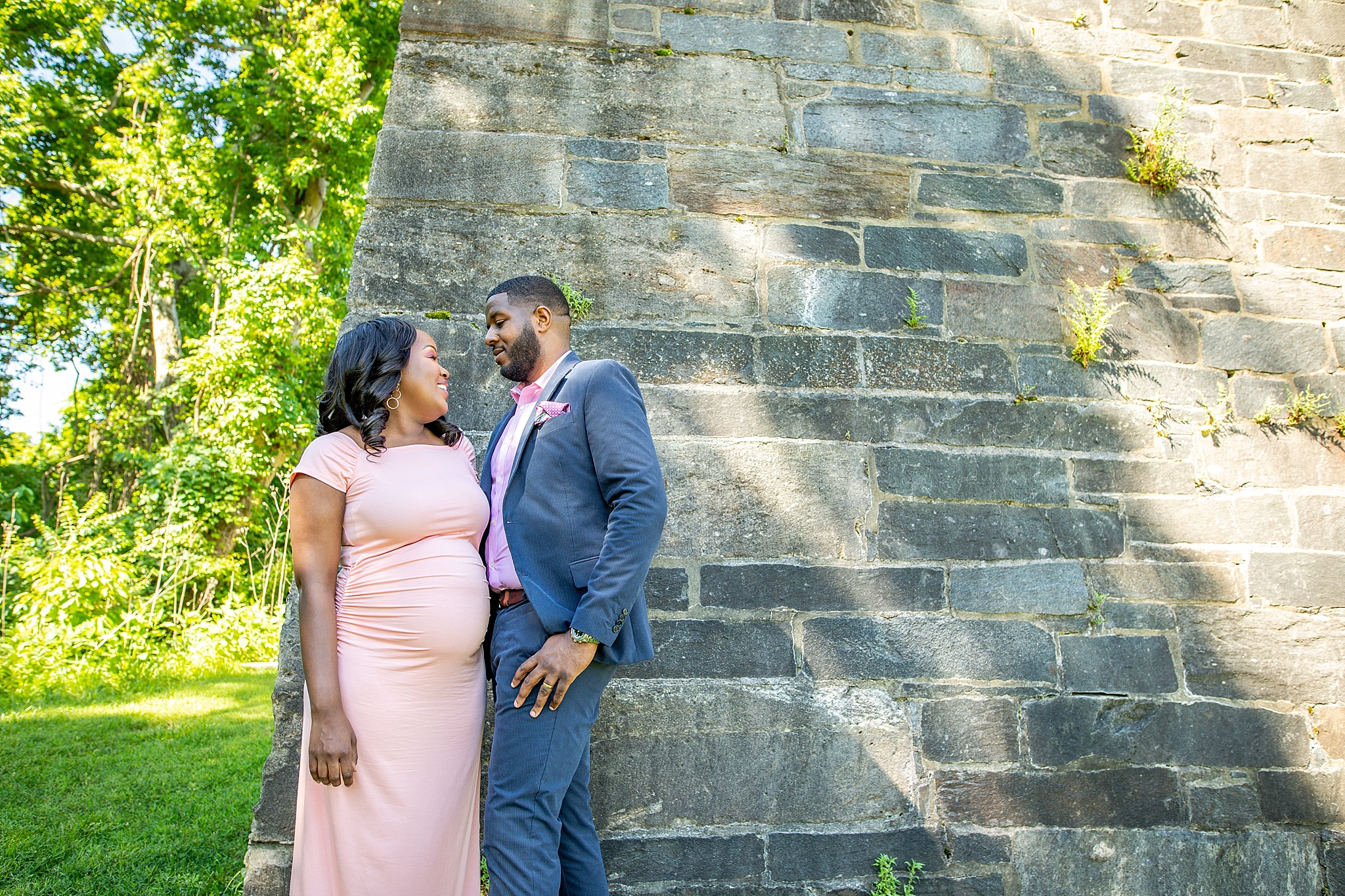 Damien-carter-photography-ft-washington-state-park-maternity-session-against-wall